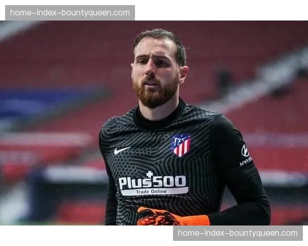 场边花絮：大雨中的门将失误，奥布拉克扑救脱手后迅速将功补过