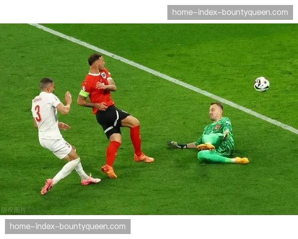 特写：终场哨响，提前降级的特鲁瓦队长洛皮跪地久久不起