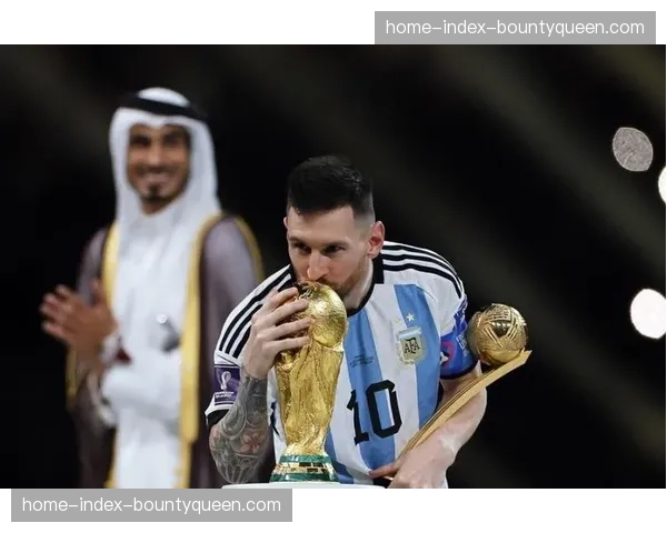 梅西替补席凝视欧冠奖杯模型，赛后与内马尔相拥感慨时光流逝