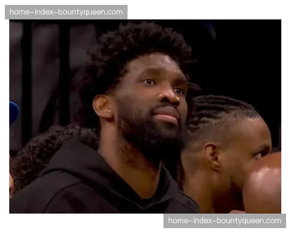 魔术76人附加赛中场休息，班凯罗与恩比德场边交流战术